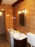Das Bad vom Ferienhaus in den rumnischen Karpaten hat eine breite Dusche.